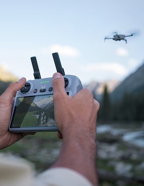Dron Dji modelo Mini 4 Pro Fly More Combo Plus (RC 2) (GL) HD 34 min de vuelo
